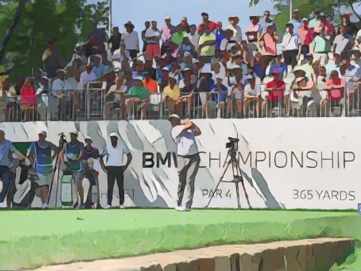 Rahm colpisce un colpo sul primo tee durante il primo giro del BMW Championship.