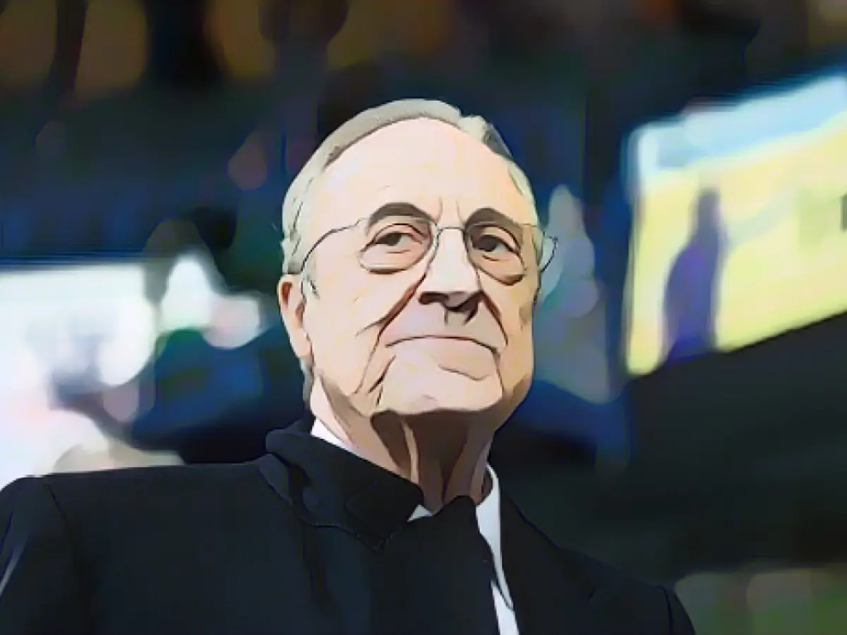 Președintele clubului Real Madrid, Florentino Pérez, privește înainte de meciul din manșa secundă a sferturilor de finală ale UEFA Champions League împotriva echipei Chelsea FC, pe Stamford Bridge, la 18 aprilie 2023, la Londra.