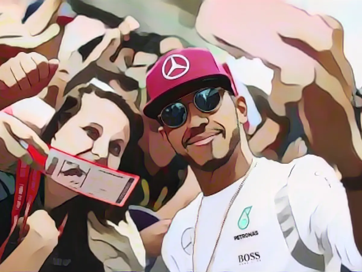 Le champion du monde en titre Lewis Hamilton prend un selfie avec les fans lors du GP d'Espagne.