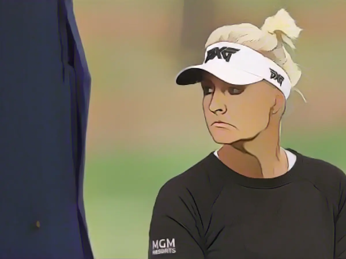 Нордквист наблюдает за игрой во время третьего раунда женского чемпионата PGA 2020.
