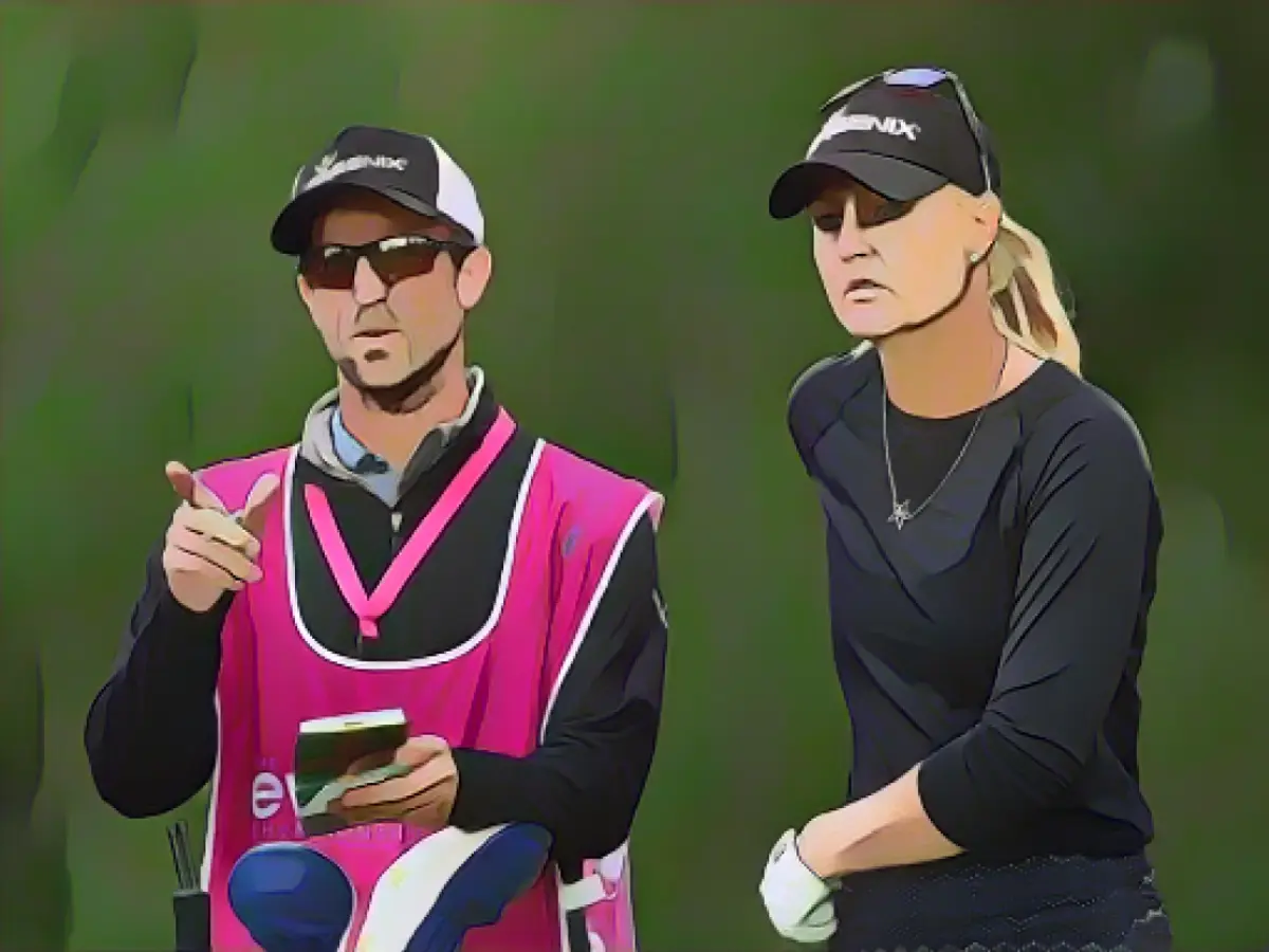 Nordqvist bespricht seinen Schuss mit seinem Caddie während der Endrunde der Evian-Meisterschaft 2017.