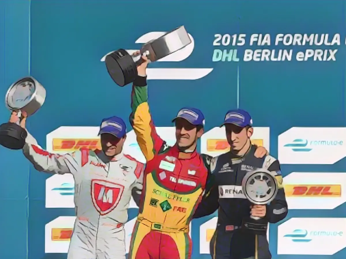 La course de la saison dernière a été remportée par Lucas di Grassi (C) sur le circuit, mais il a été disqualifié pour une infraction technique, ce qui a donné la victoire à Jérôme D'Ambrosio (L).