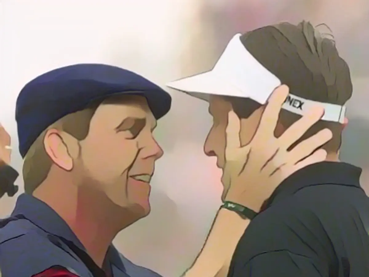 A primeira verdadeira desilusão de Mickelson com o Open dos Estados Unidos aconteceu no torneio de 1999 em Pinehurst, Carolina do Norte. Com a esposa Amy à espera de entrar em trabalho de parto a qualquer momento para o nascimento do seu primeiro filho - e ainda por cima no Dia do Pai - Mickelson, de 29 anos, liderava por um com três buracos por jogar. Mas foi ultrapassado pelo colorido Payne Stewart, que morreu quatro meses depois num acidente de avião.