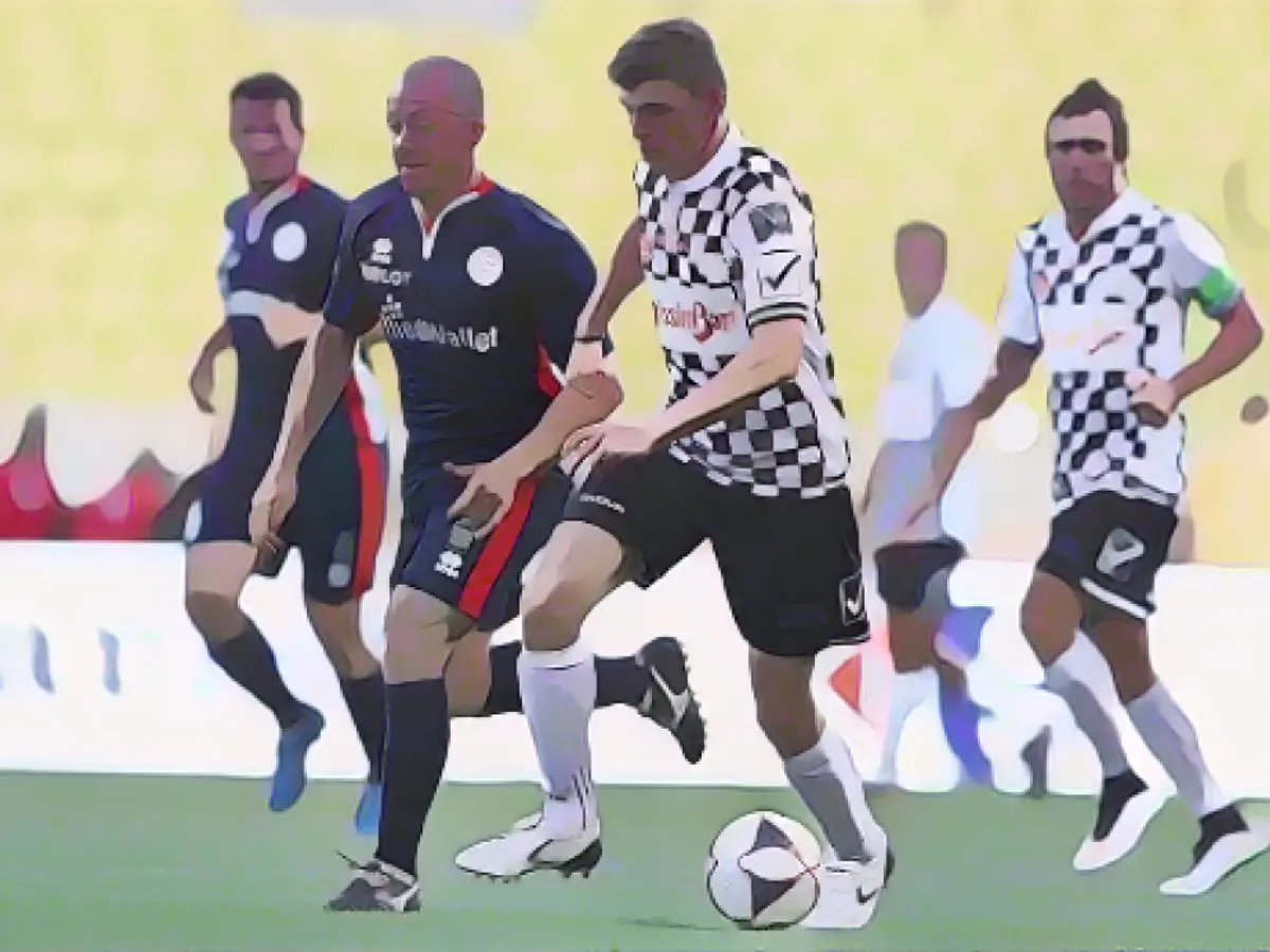 Max Verstappen, Monako'daki Stade Louis II'de oynanan 24. Dünya Yıldızları futbol maçı sırasında topun üzerinde.