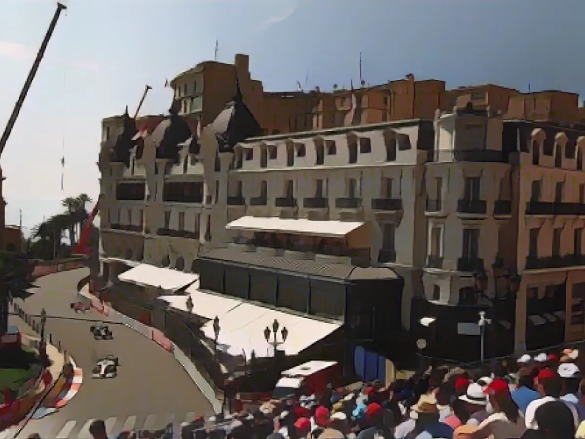 Il circuito di 2,07 miglia (3,34 km) si snoda intorno alle famose strade di Monte Carlo, tra cui la Piazza del Casinò.