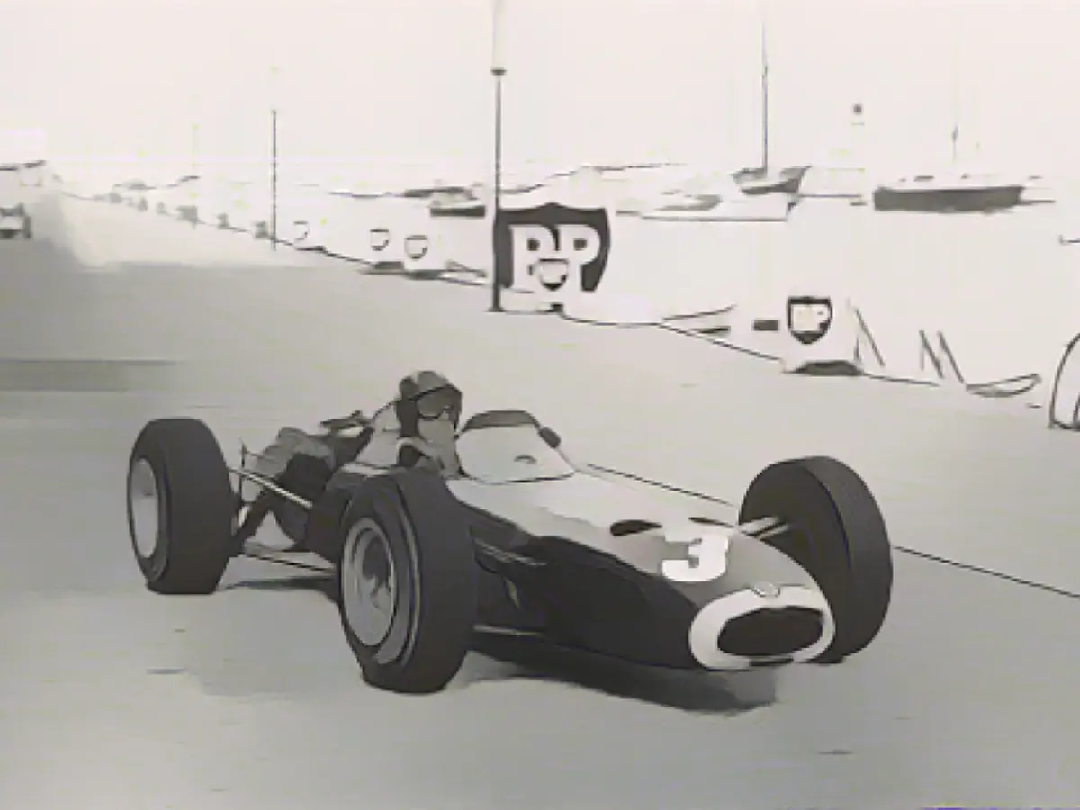 Graham Hill ganó en Mónaco cinco veces durante sus 18 años de carrera en la F1. Aquí está corriendo durante el gran premio de 1965, en el que se coronó campeón por tercera vez a pesar de tener que empujar su coche de vuelta a la pista y volver a arrancarlo después de haber evitado una escapatoria.