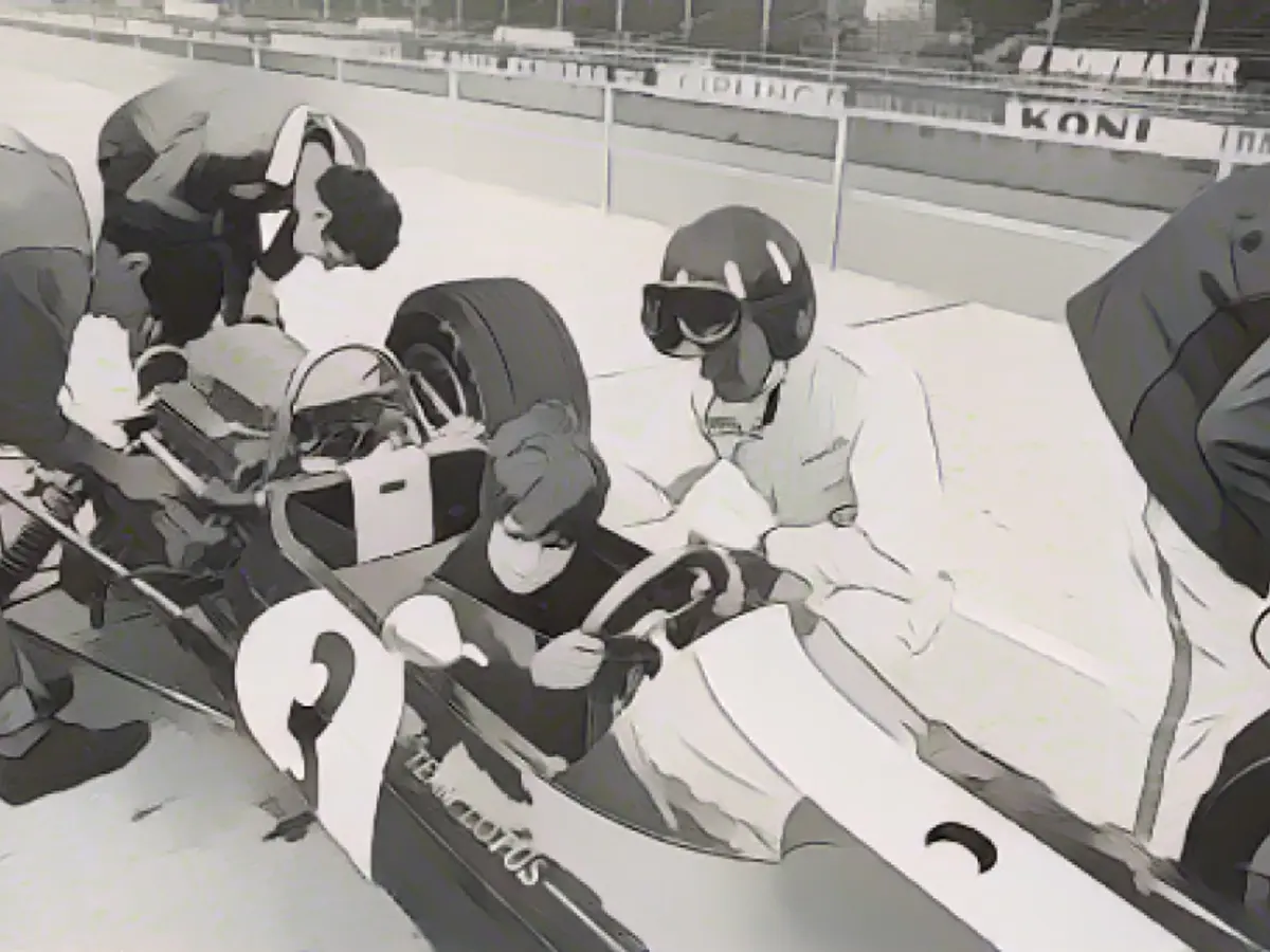 Hier zeigt Hill seinem Sohn Damon, wie Silverstone 1967 aussah. Hill Jr. trat in die Fußstapfen seines Vaters und gewann 1996 die F1-Weltmeisterschaft. Graham gewann die Meisterschaft zweimal, 1962 und 1968, bevor er auf tragische Weise starb. 1975 kam es zu einem Flugzeugabsturz.