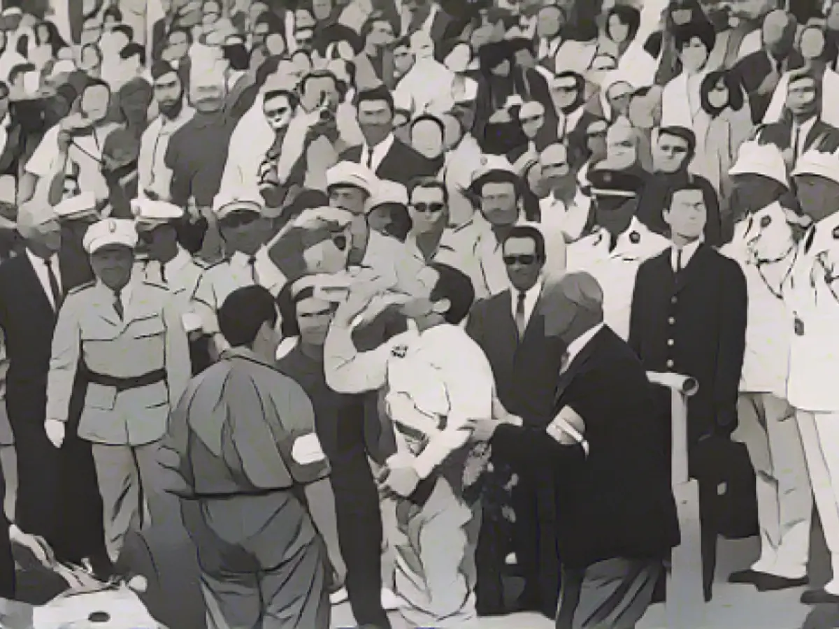 Jackie Stewart fait le plein après avoir remporté le premier de ses trois titres à Monaco en 1966. Stewart a commencé sa carrière en F1 en tant que partenaire de Hill au sein de l'écurie BRM. 