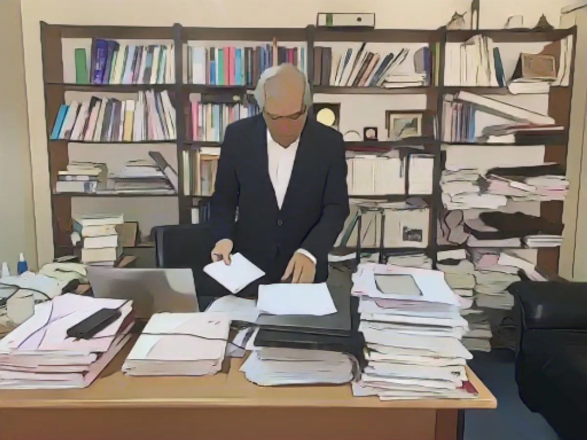 Khalil Shikaki, director al Centrului palestinian pentru cercetare politică și sondaje, în biroul său din Ramallah.