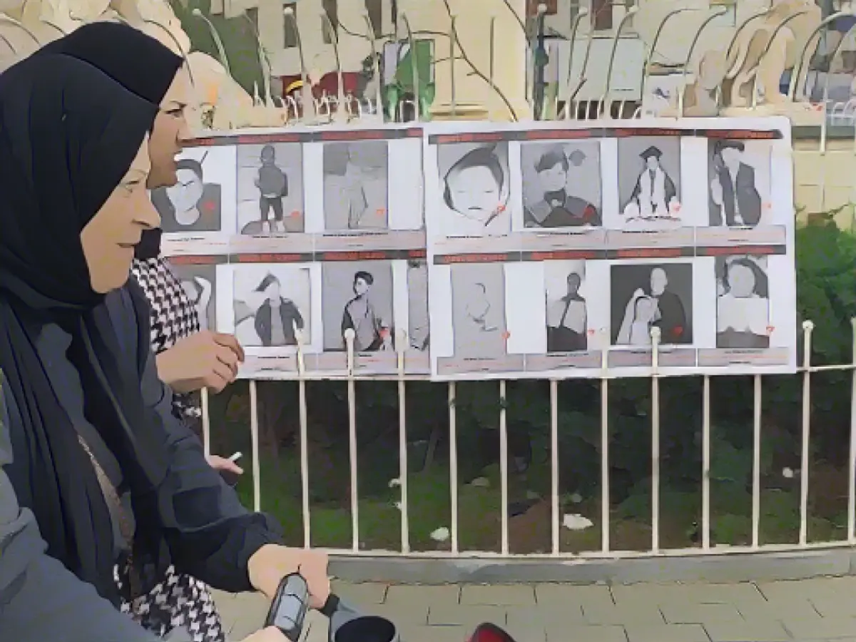 Fotografii ale copiilor uciși în războiul Israelului împotriva Hamas în Gaza sunt expuse pe balustrade în Piața Al-Manara din Ramallah.