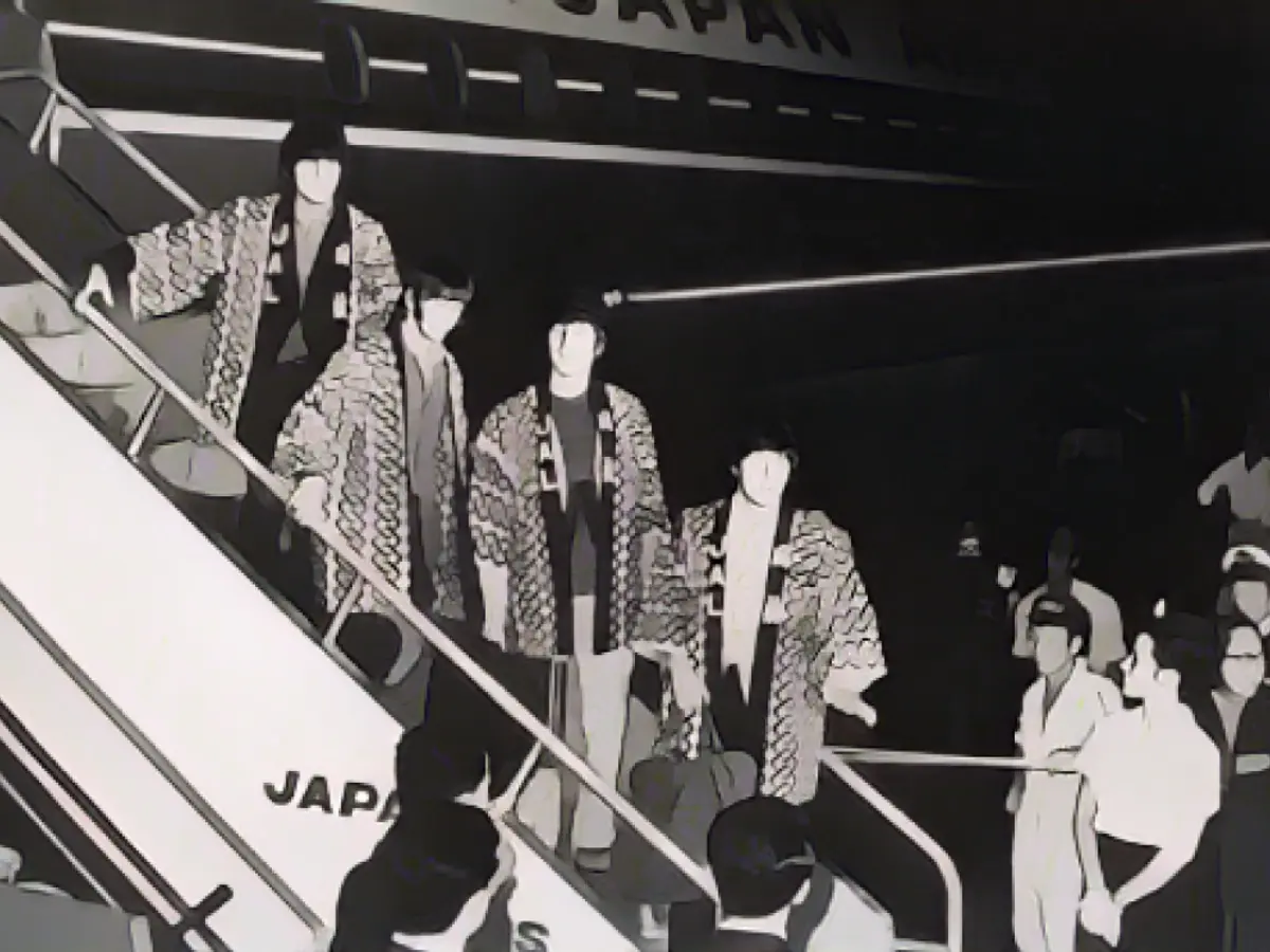 Os Beatles chegam ao aeroporto de Tóquio para a sua breve digressão pelo Japão em 1966.