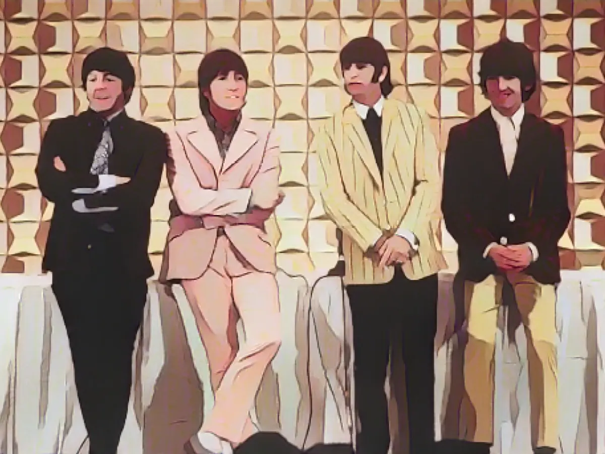 На этой фотографии, сделанной 29 июня 1966 года, изображены Пол Маккартни, Джон Леннон, Ринго Старр и Джордж Харрисон, которые проводят пресс-конференцию в Токио. Пока группа не выступала на арене 