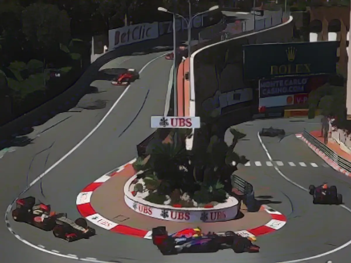 Знаменитая шпилька Fairmont в Монако - самый медленный поворот в календаре Формулы-1. Водители обходят его на цыпочках со скоростью всего 31 миля в час (50 км/ч).