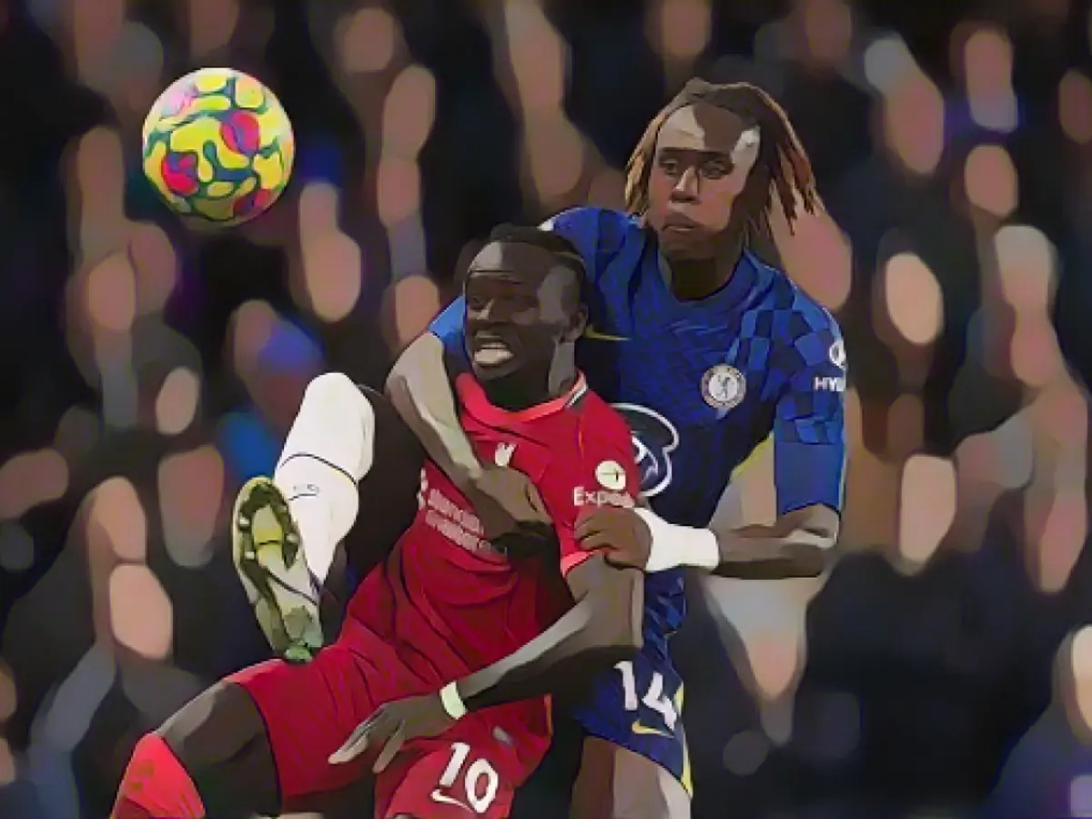 Trevoh Chalobah, do Chelsea, desafia Sadio Mane, do Liverpool, durante o jogo da Premier League em Stamford Bridge.