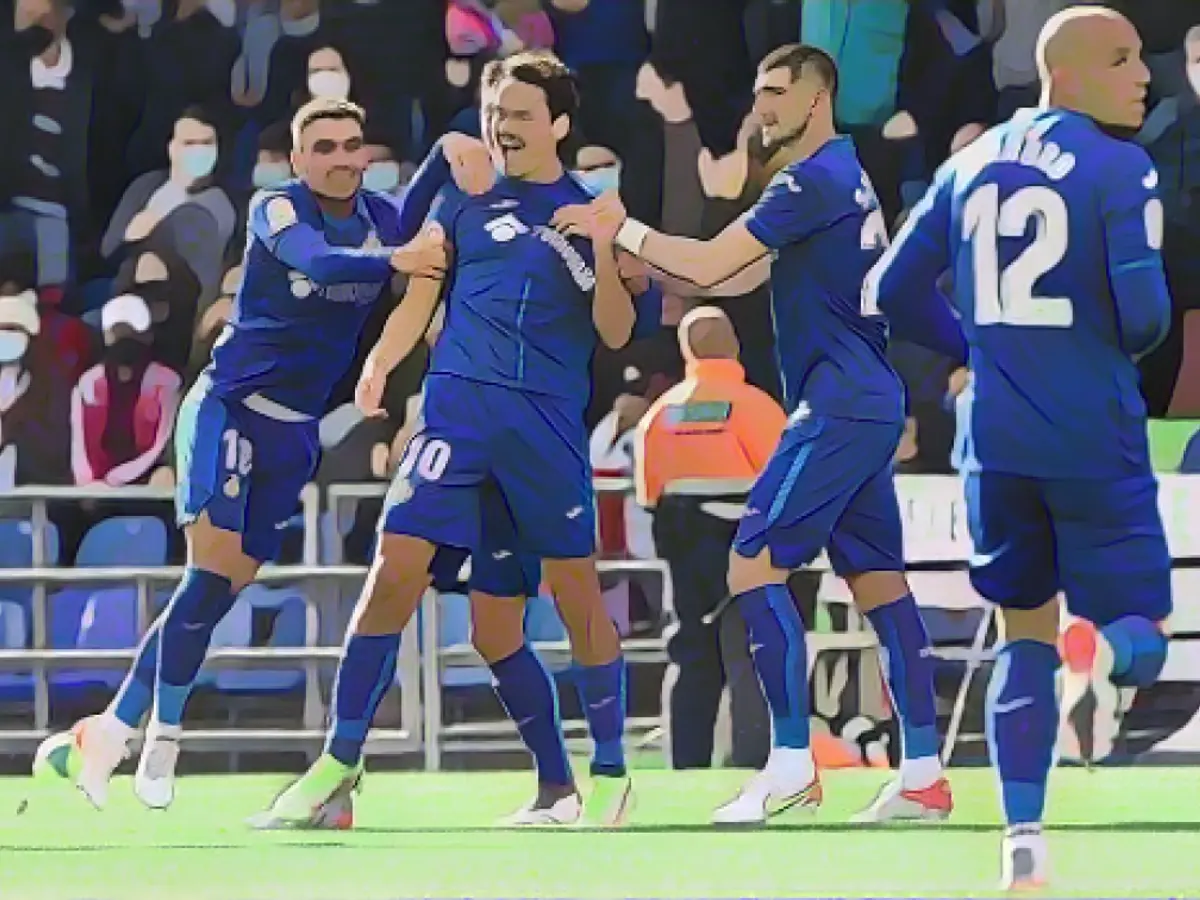 L'attaccante turco del Getafe Enes Ünal festeggia dopo il suo primo gol contro il Real Madrid.