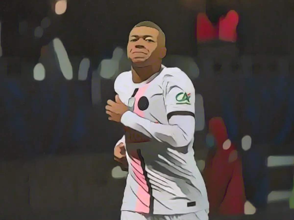 Kylian Mbappé festeja depois de marcar um golo na vitória sobre o Vannes para a Taça de França.