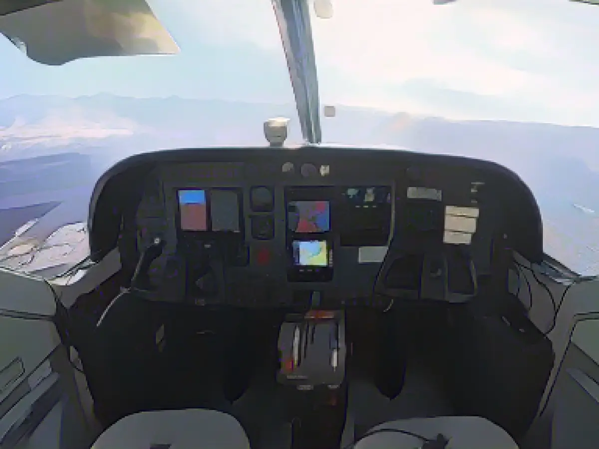 Uma vista da cabina de pilotagem durante o voo, sem piloto à vista.
