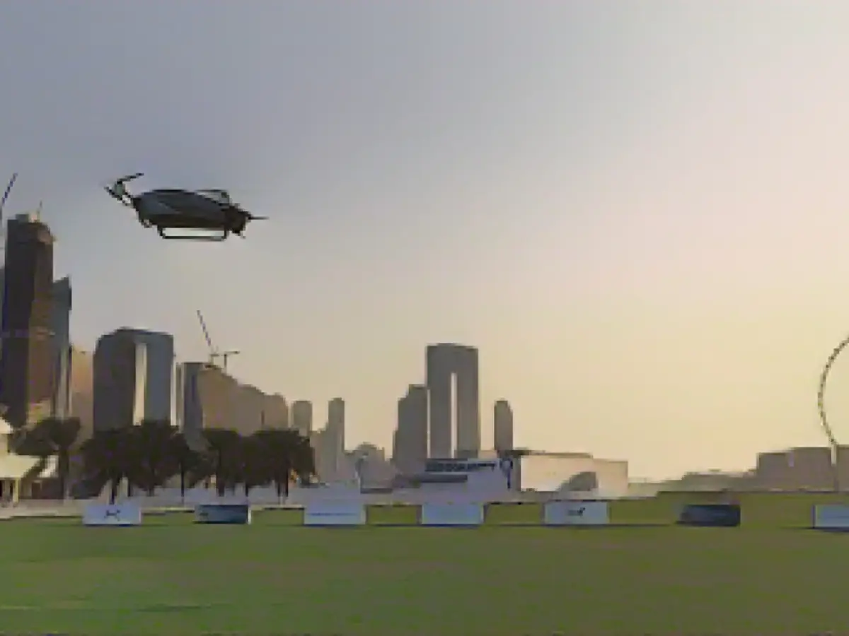 Dubai ha pianificato da tempo un servizio di taxi volante. L'auto volante elettrica XPeng X2 ha completato il suo primo volo di prova pubblico a Dubai in occasione della fiera tecnologica Gitex nell'ottobre 2022.