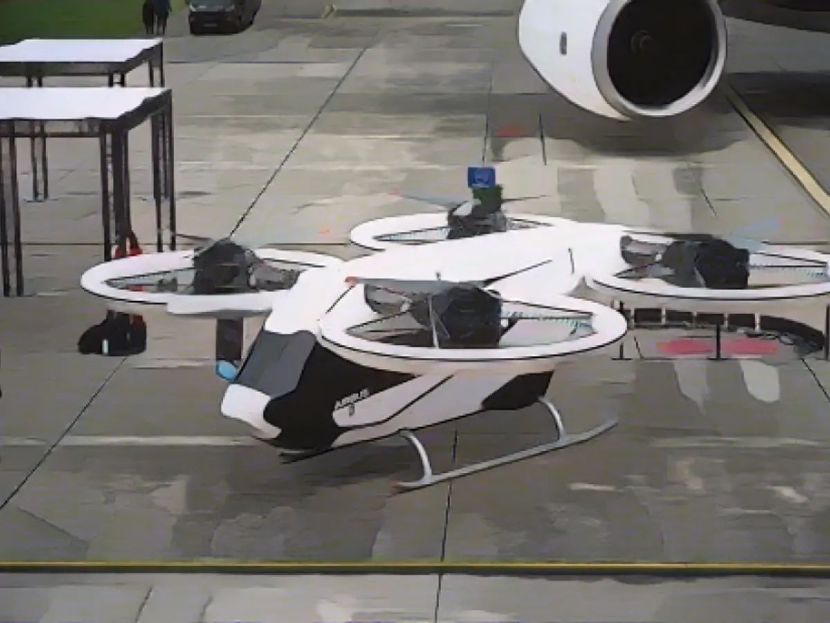 Il prototipo CityAirbus NextGen è un veicolo a decollo e atterraggio verticale (eVTOL) completamente elettrico. Ciò che lo distingue da molti altri veicoli per il volo urbano è che ha spazio per quattro passeggeri anziché per uno o due.