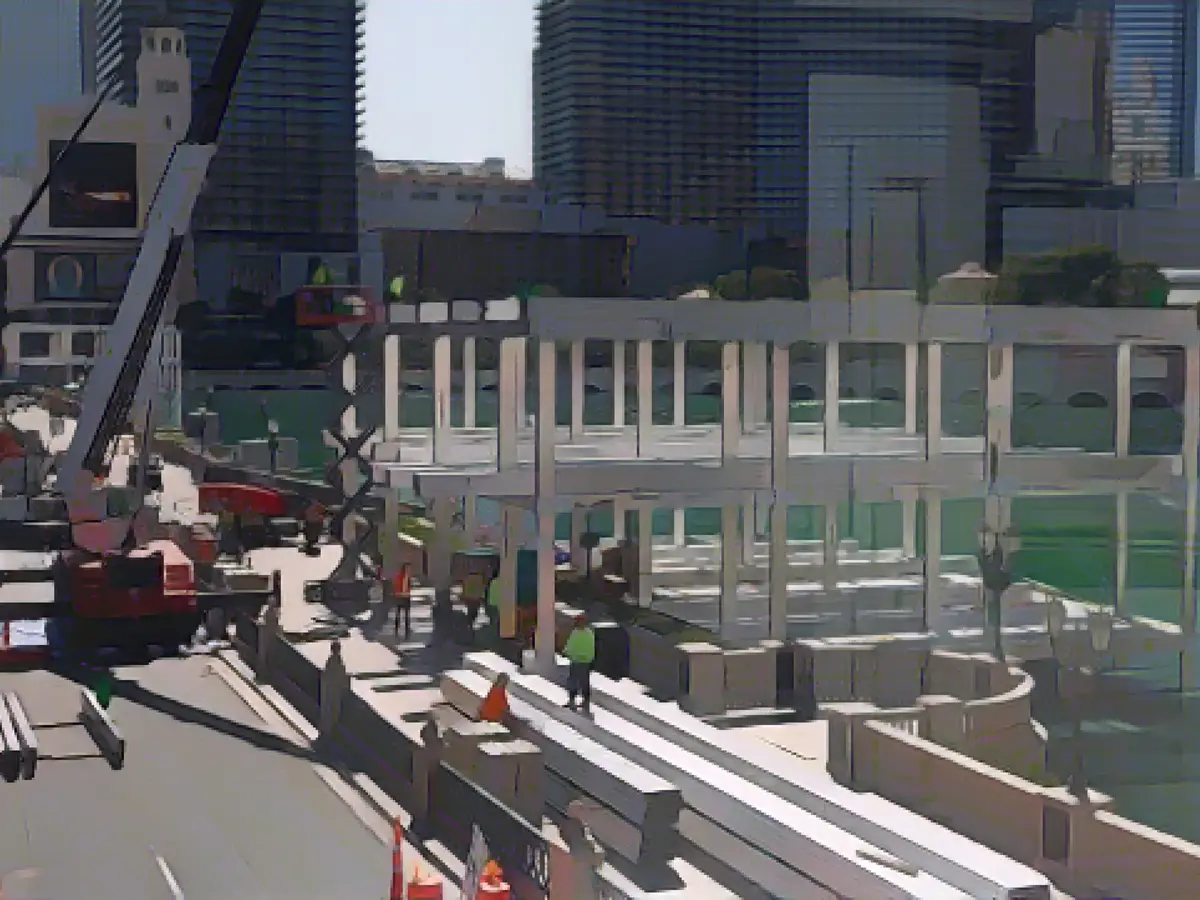 Рабочие на строительной площадке Формулы-1 у фонтанов Белладжио 25 сентября 2023 года в Лас-Вегасе.