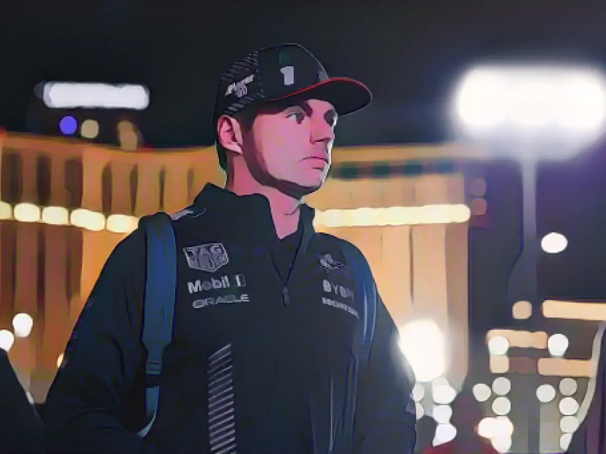 Чемпион Формулы-1 Макс Ферстаппен (Нидерланды, Oracle Red Bull Racing) в паддоке Гран-при Лас-Вегаса 15 ноября 2023 года.