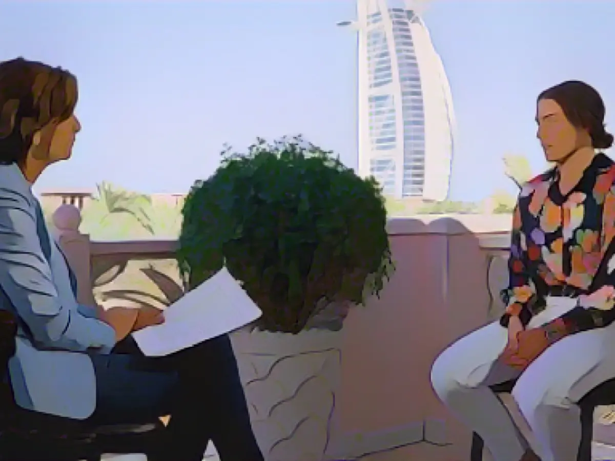 Алексия Путеллас беседует с Бекки Андерсон в Дубае 27 декабря.