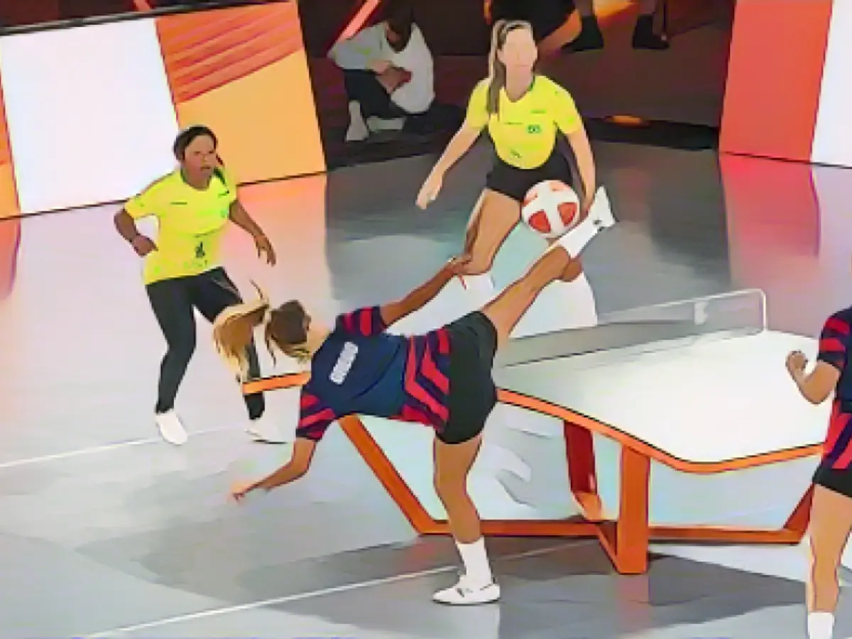 La statunitense Carolyn Greco colpisce la palla contro le brasiliane Natalia Guitler e Rafaella Fontes durante i Campionati mondiali di Teqball.