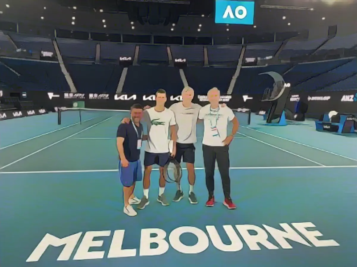 Uma fotografia tweetada por Novak Djokovic, segundo à esquerda, aparentemente num court de Melbourne.