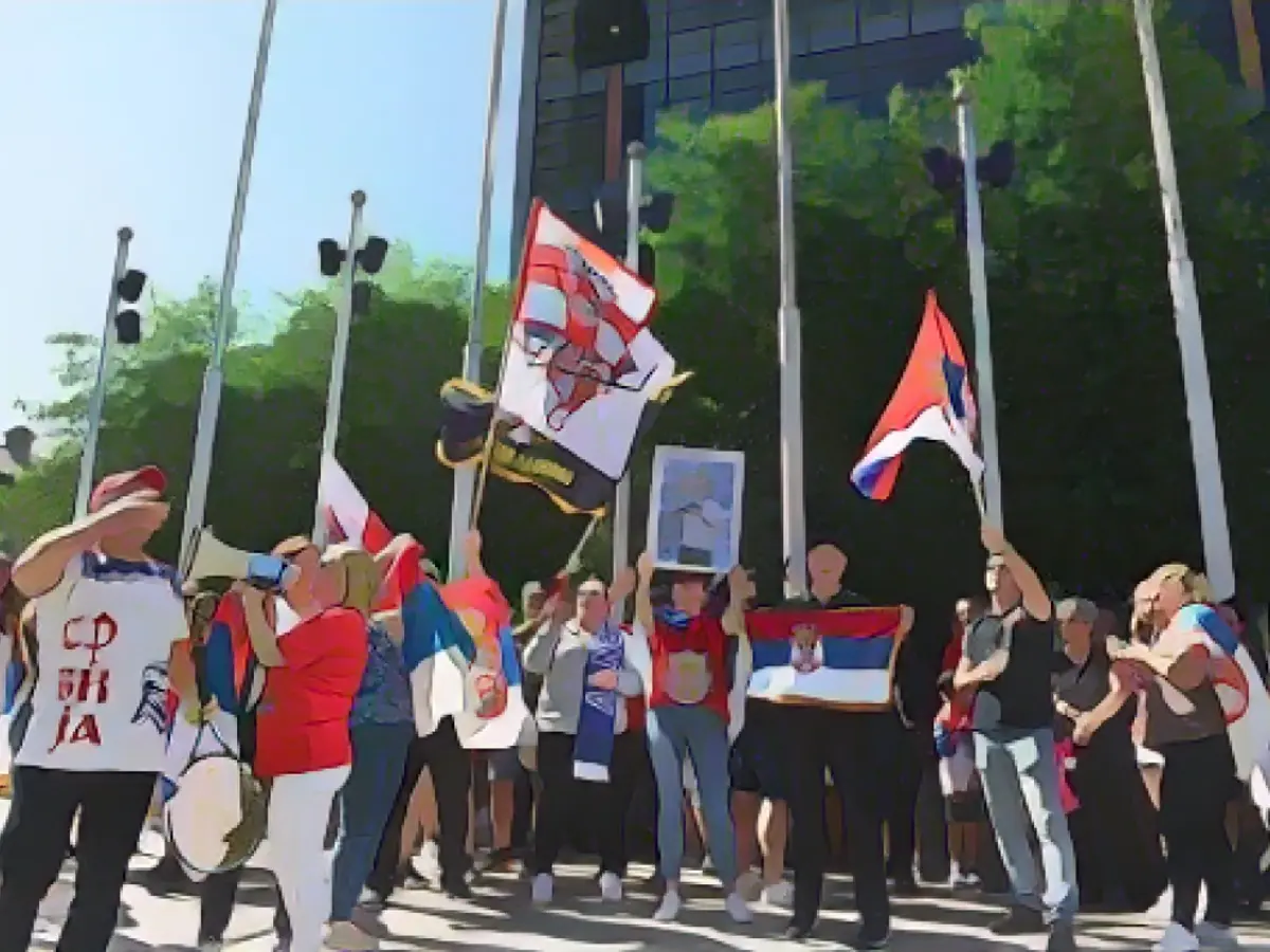 Pessoas são vistas no exterior do edifício do Tribunal de Justiça, a 10 de janeiro de 2022, em Melbourne, Austrália.