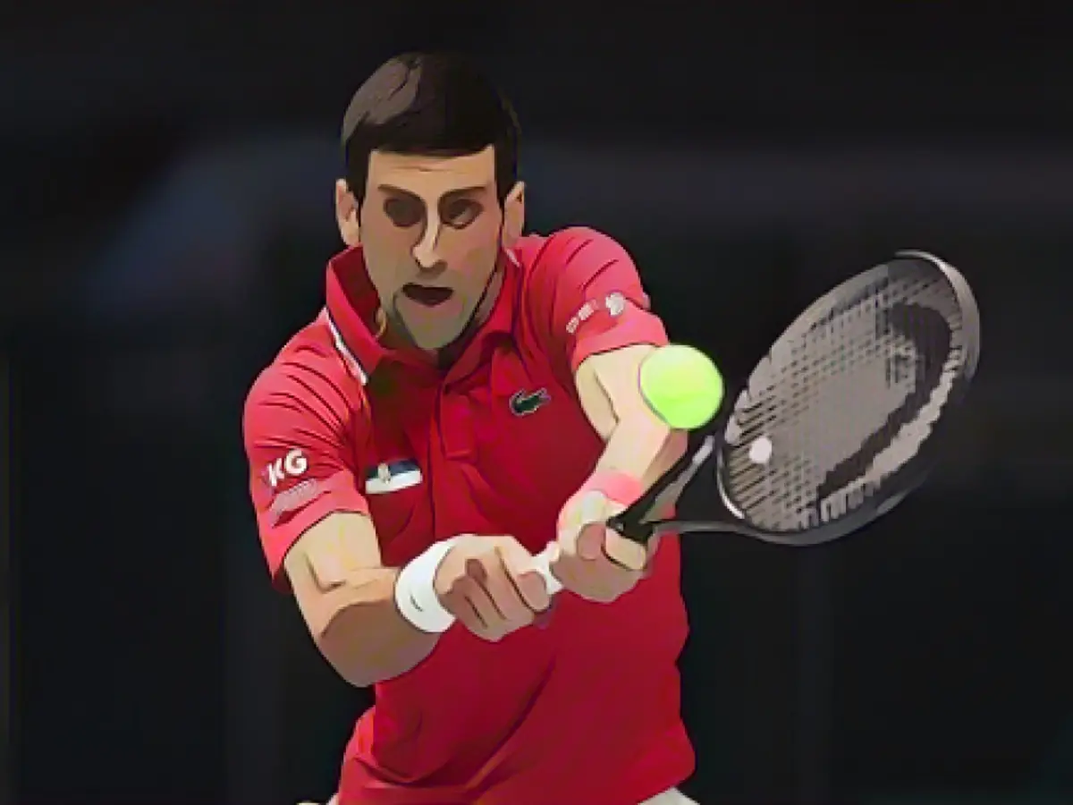 Novak Djokovic, da Sérvia, joga um remate de backhand durante um jogo da Taça Davis no OlympiaWorld, a 27 de novembro de 2021, em Innsbruck, Áustria.