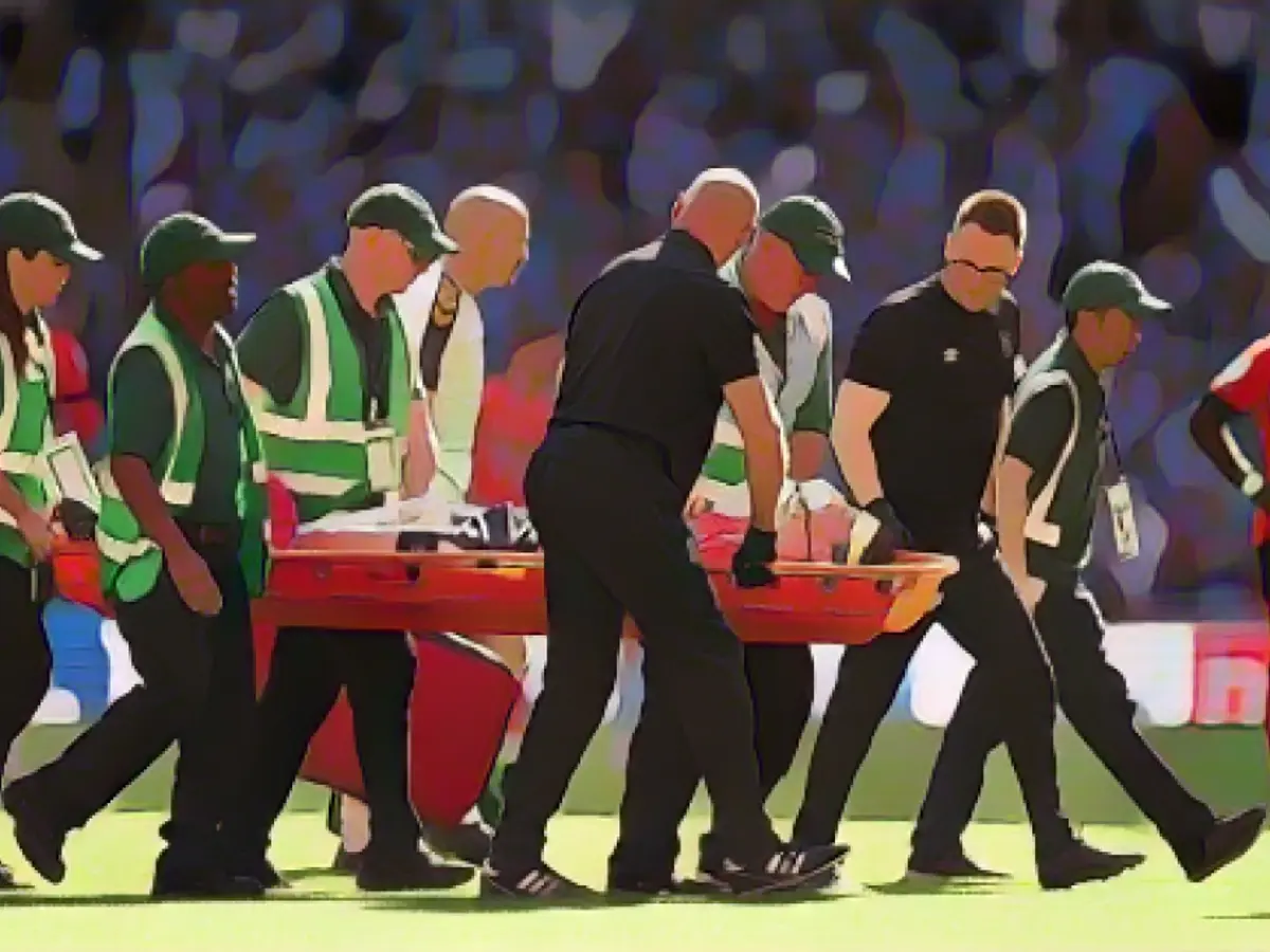 Том Локьер покидает поле на носилках после того, как упал в обморок во время майского финала плей-офф.