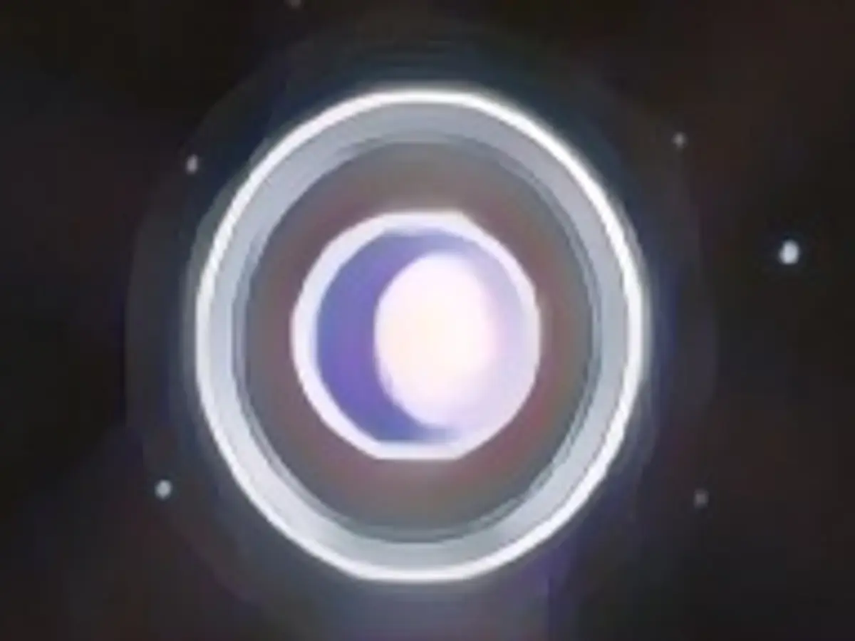 На этом снимке Урана, полученном с помощью камеры ближнего инфракрасного диапазона NIRCam на космическом телескопе НАСА имени Джеймса Уэбба, планета и ее кольца видны с новой четкостью. На снимке Webb прекрасно видна сезонная северная полярная шапка Урана, включая яркую белую внутреннюю шапку и темную полосу в нижней части полярной шапки. Тусклые внутренние и внешние кольца Урана также видны на этом снимке, включая неуловимое кольцо Дзета - чрезвычайно тусклое и рассеянное кольцо, расположенное ближе всего к планете.