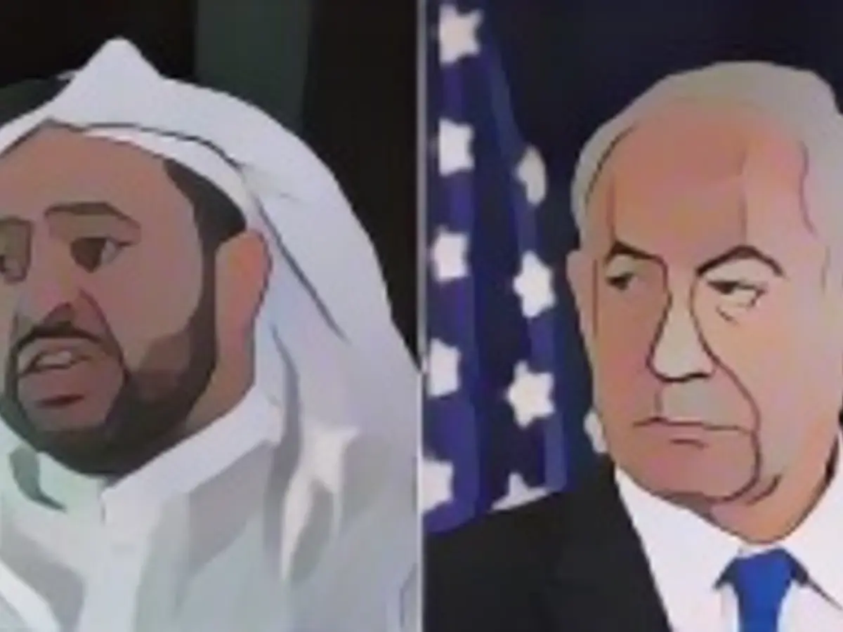Слева - Мухаммед бен Абдель Азиз аль-Хулайфи во время интервью CNN.
Справа - премьер-министр Израиля Биньямин Нетаньяху наблюдает за тем, как госсекретарь США дает показания представителям СМИ в здании 