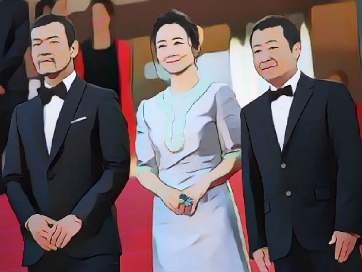 Aktörler Fan Liao, Zhao Tao ve yönetmen Zhangke Jia (en sağda) 11 Mayıs 2018 tarihinde 71. Cannes Film Festivali sırasında 