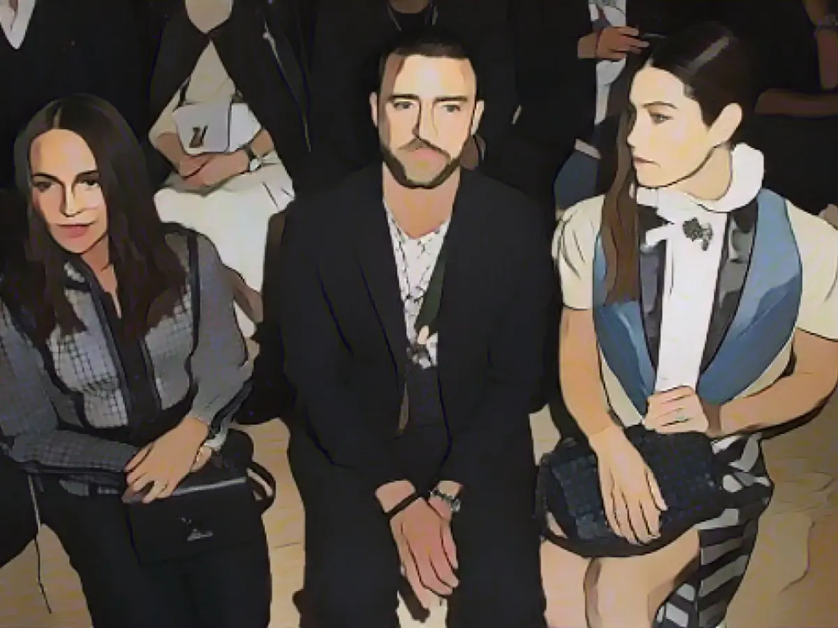 Timberlake ve Biel olayın ardından Louis Vuitton'da ön sıraya oturdu.