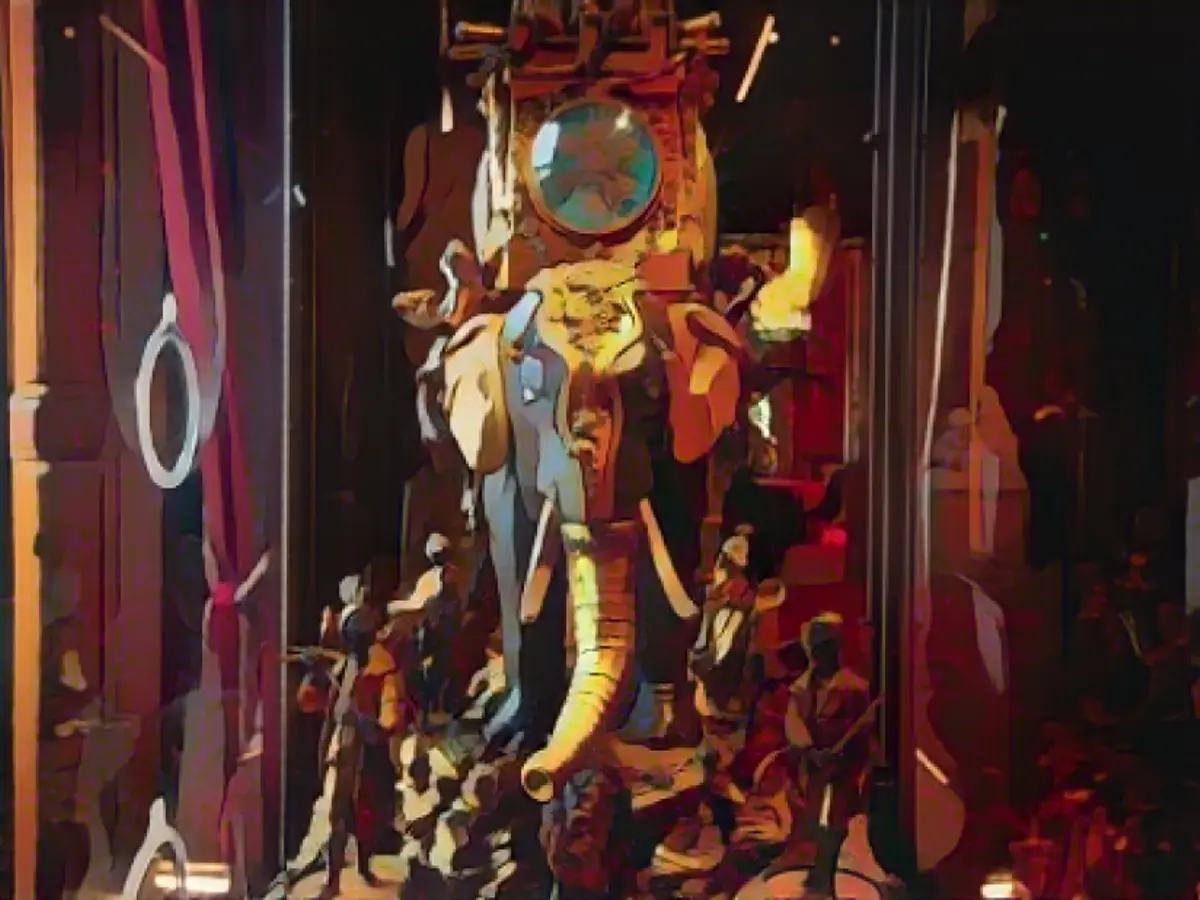Dieser vergoldete Elefanten-Musikautomat wurde 1774 vom Uhrmacher Hubert Martinet hergestellt. Heute ist es aufgelöst und erlaubt nur noch wenige Aufführungen pro Jahr. Jeder Teil vom Rumpf bis zum Schwanz bewegt sich, einschließlich der Augen.