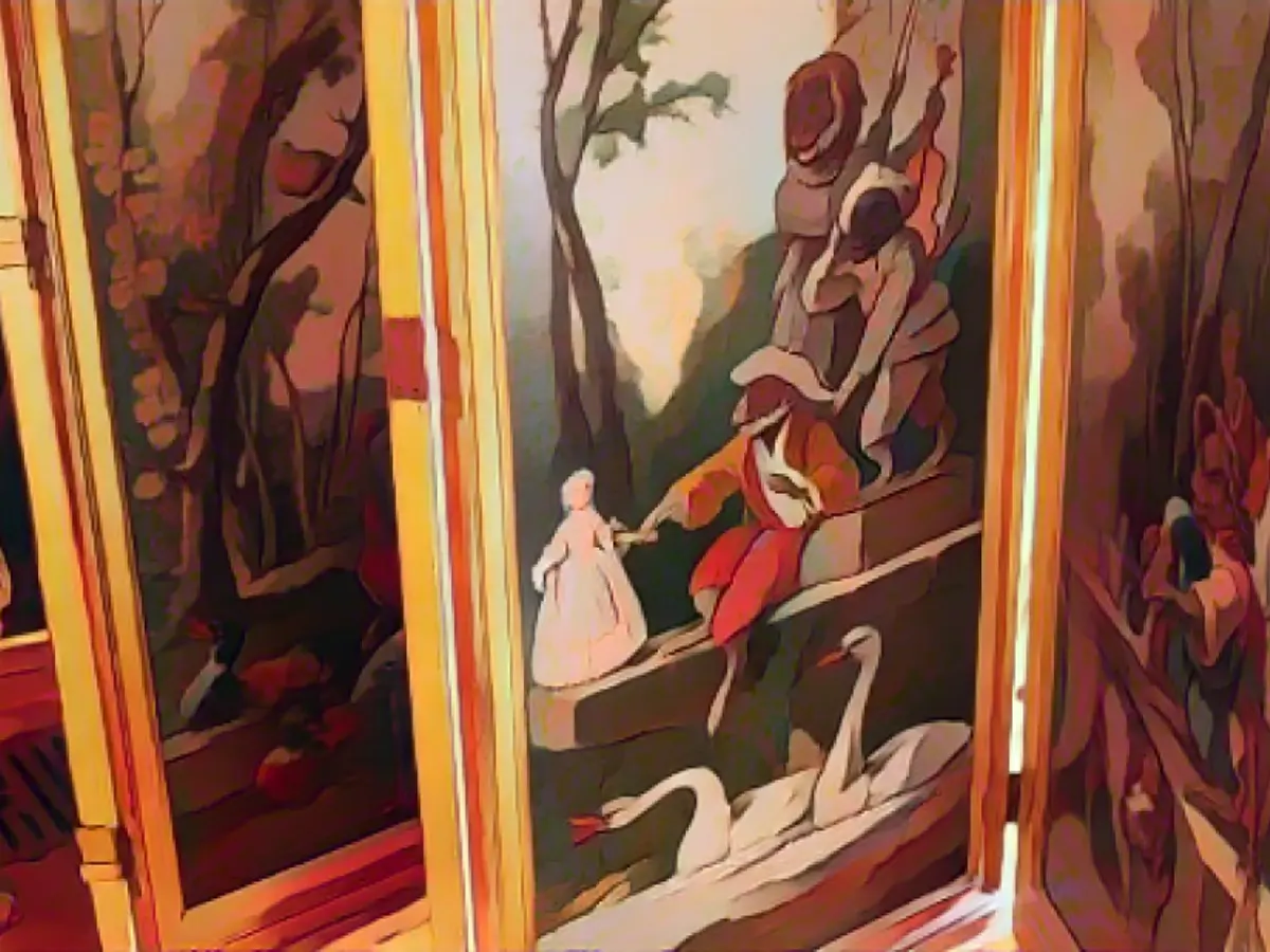 Beim Betreten des Hauses erwartet den Besucher eine umfangreiche und an manchen Stellen ungewöhnliche Sammlung, darunter auch dieser Wandschirm mit Bildern von Affen in Menschenkleidung.