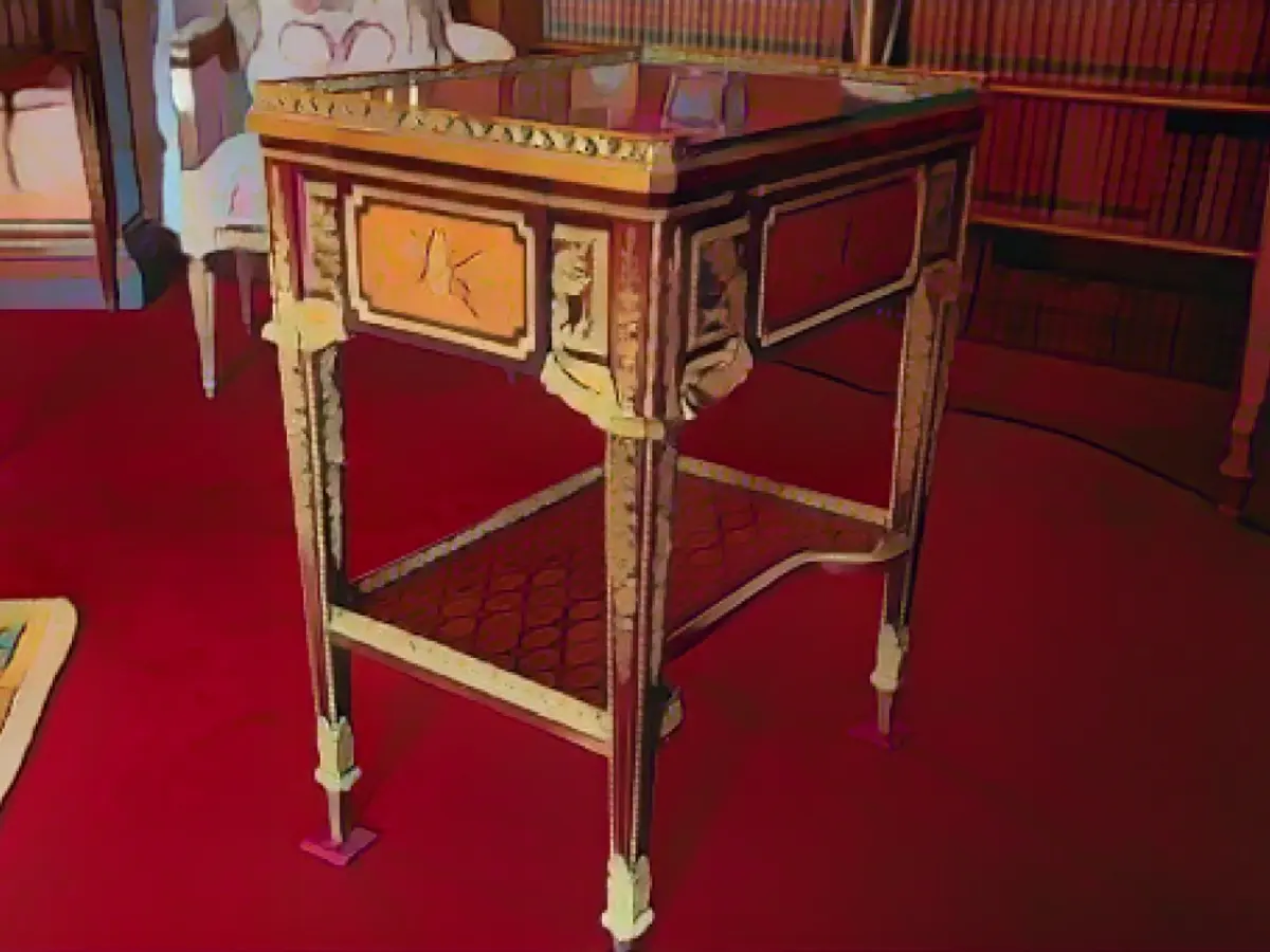 Rothschild'in koleksiyonunda bir zamanlar Marie Antoinette'e ait olan bir masa da bulunmaktadır.