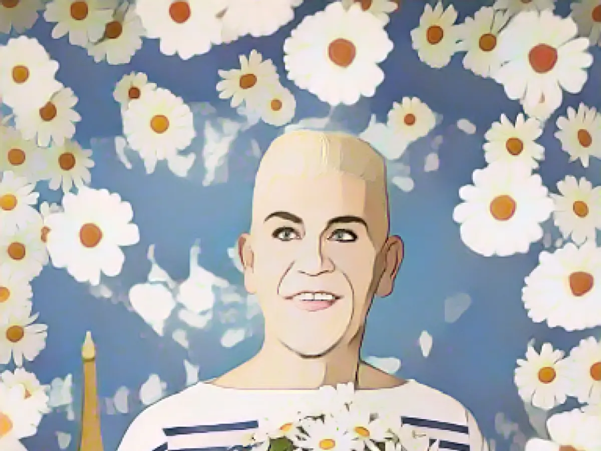 John Malkovich ist Jean Paul Gaultier und stellt sein Pierre et Gilles-Protrait von 1990 nach.