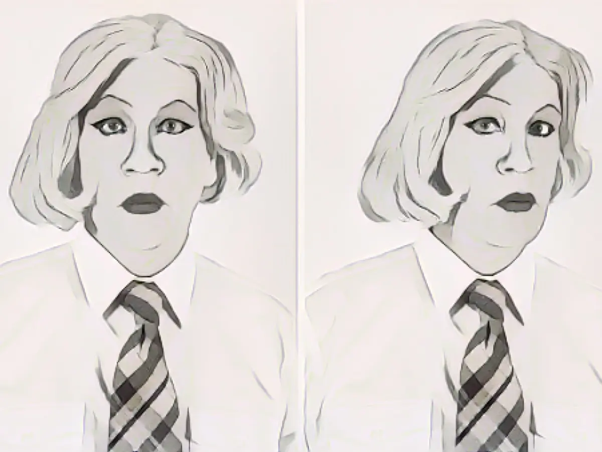 John Malkovich, Andy Warhol rolünde, Chirspother Makos'un 1981 tarihli Lady Warhol Dyptich'ini yeniden yaratıyor.