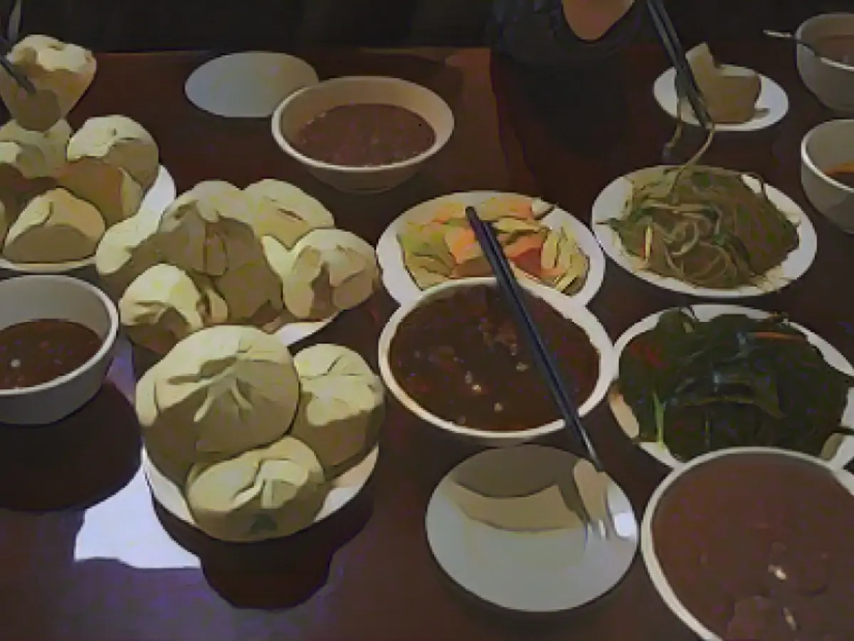 Biden no probó el característico estofado de hígado e intestinos de Yaoji Chaogan. Pero pidió algunos platos callejeros locales, como fideos, bollos al vapor, pepinos aplastados, patatas ralladas y ensaladas de ñame de montaña.