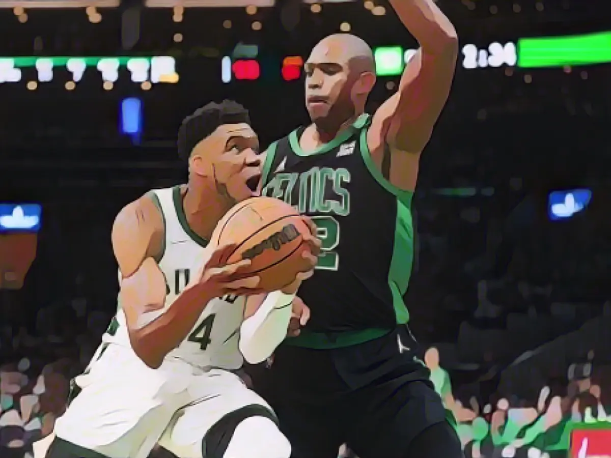 'The Greek Freak' conduce mingea împotriva lui Al Horford, centrul lui Celtics.