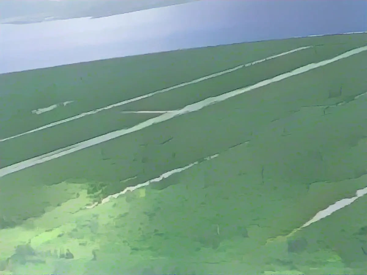 Взлетно-посадочные полосы, которые последний раз использовались во время Второй мировой войны, все еще видны на Северном поле на острове Тиниан в январе 2020 года.