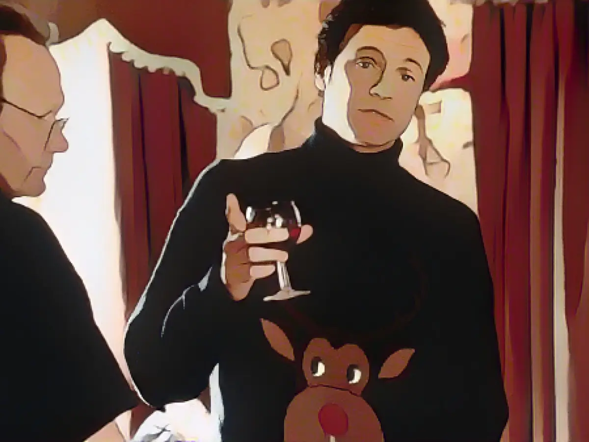 Colin Firth poartă un exemplu de pulover de Crăciun urât în filmul de succes din 2001 