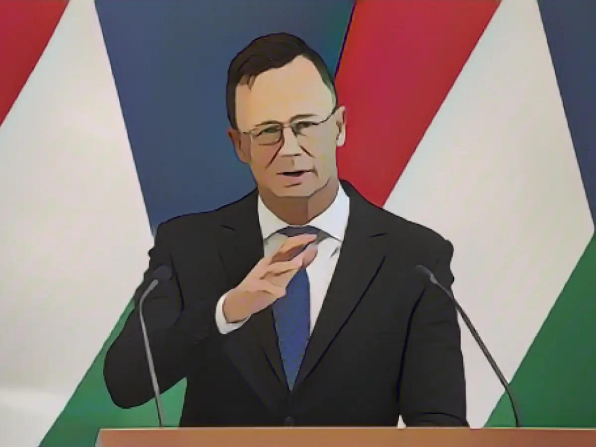 Министр иностранных дел и торговли Венгрии Петер Сийярто выступает на совместной пресс-конференции в 2020 году.