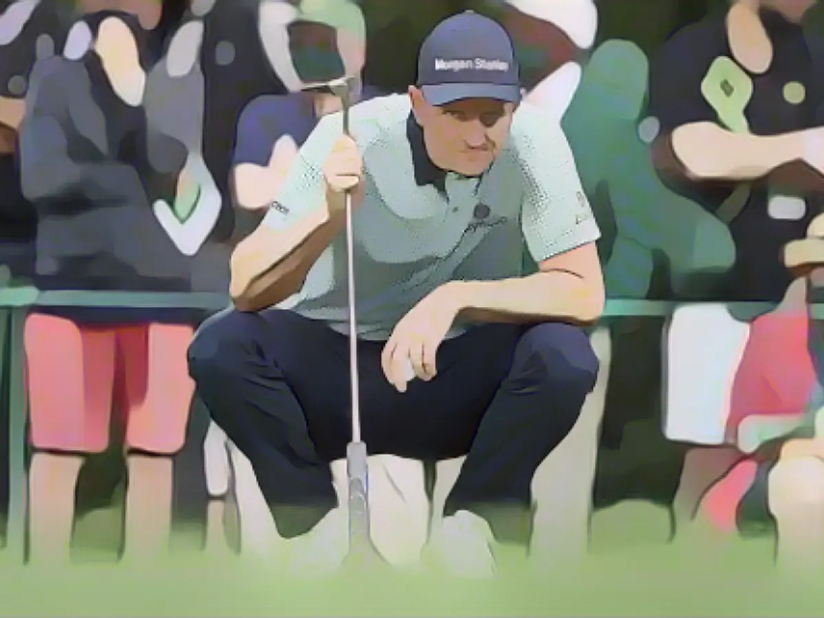 Justin Rose strebte am Freitag am ersten Loch einen Par-Putt an. Rose hatte zu Beginn des Wochenendes einen Vorsprung von einem Schlag.