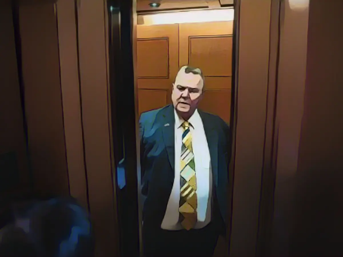 Senator Jon Tester geht zurück in sein Büro, nachdem er am Dienstag, dem 16. Mai 2023, in Washington, DC, auf dem Capitol Hill abgestimmt hat.