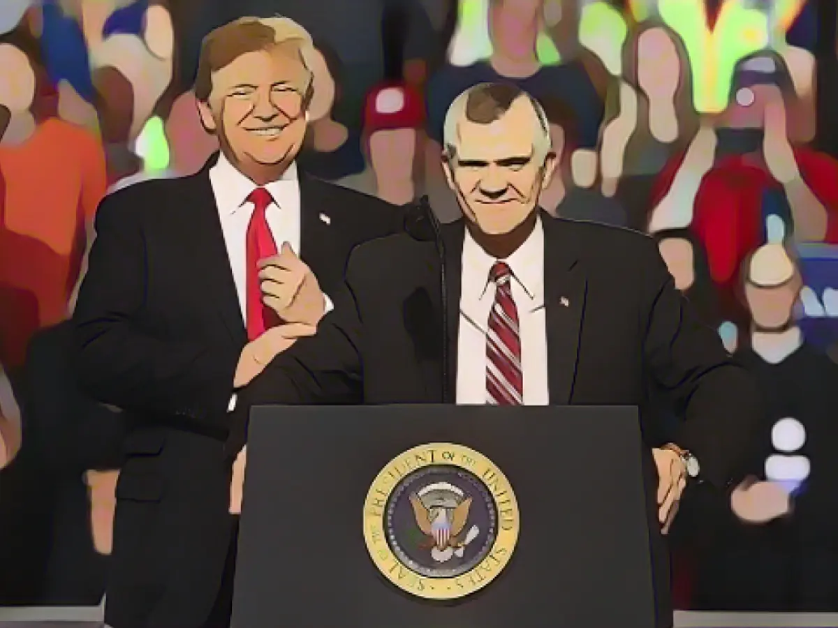 Der damalige Präsident Donald Trump und Matt Rosendale bei einer Wahlkampfveranstaltung 2018 in der Four Seasons Arena in Great Falls, Montana.