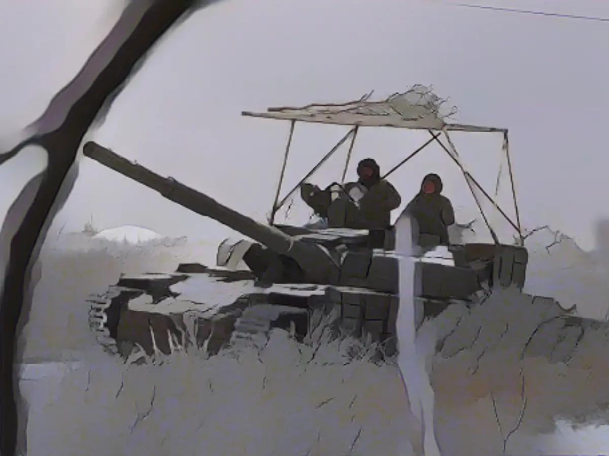 Украинские военнослужащие едут на танке под Бахмутом, 13 декабря 2023 года. REUTERS/Инна Вареница