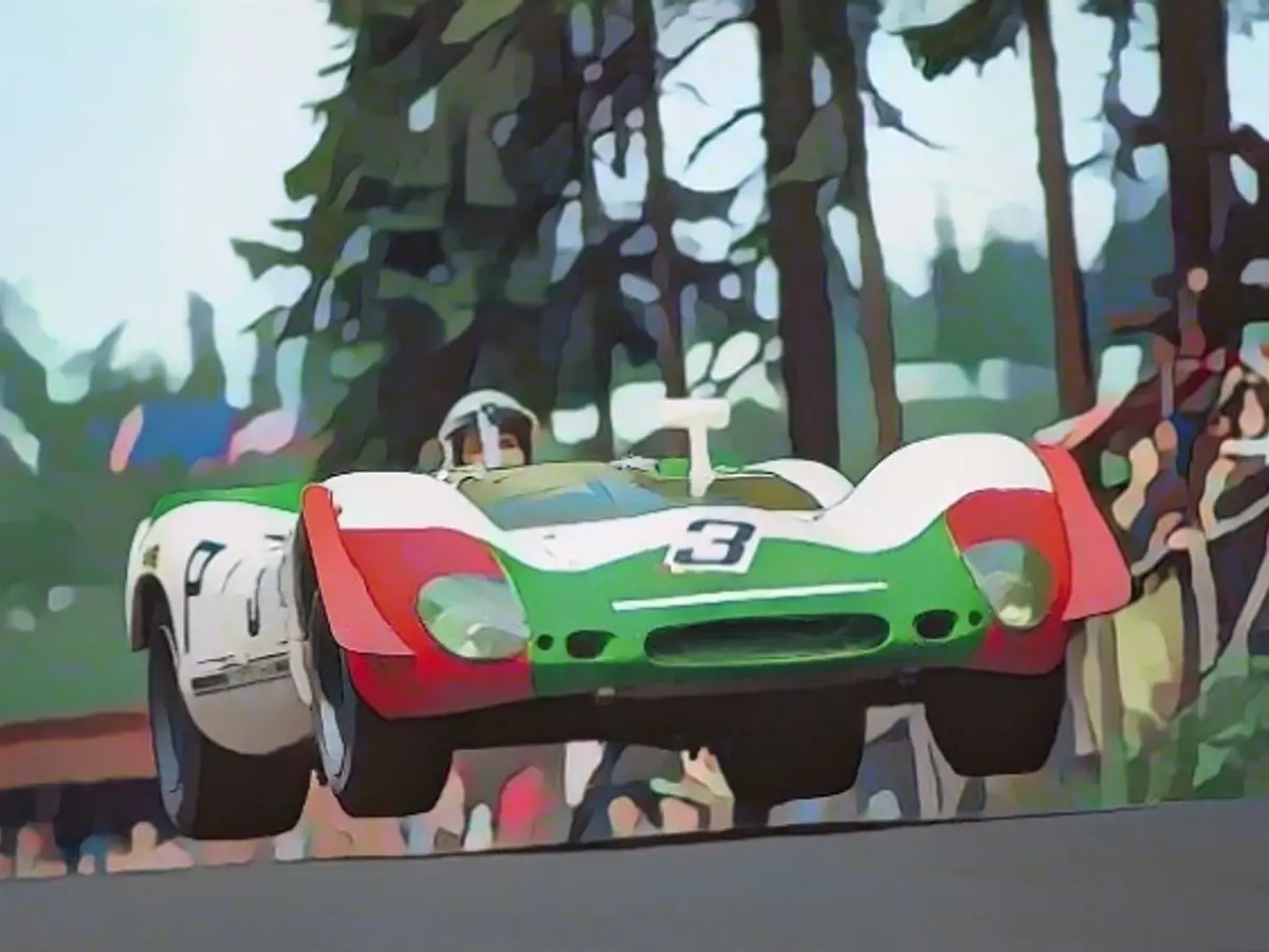 Нюрбургринг, 1969 год: занявший третье место Porsche 908/2 Вика Элфорда пролетает поворот.